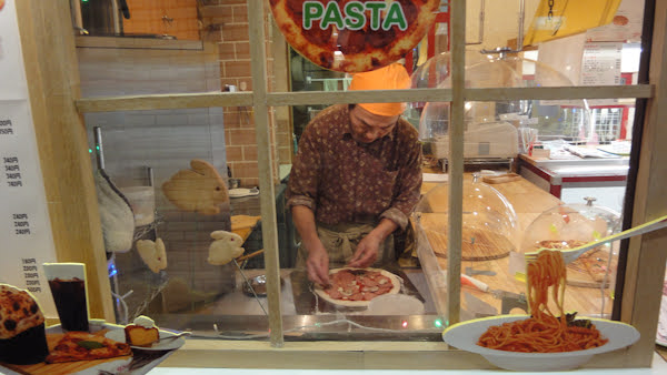 an employee makes my pizza